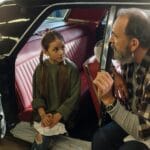 Ojciec i córka w starym samochodzie, wspólny rodzinny moment