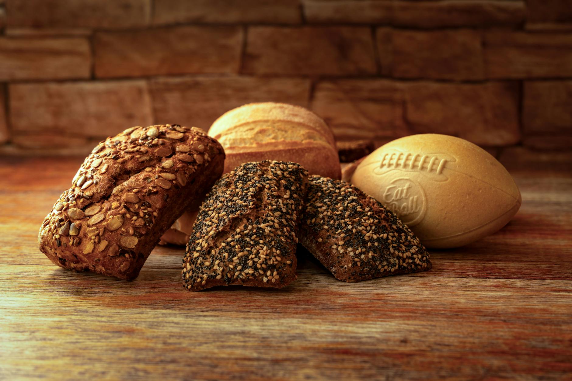 Bochenki rzemieślniczego chleba na drewnianym, rustykalnym stole