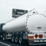 Cysterna z paliwem na autostradzie podczas transportu drogowego ADR