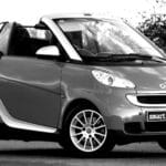 Czarno-białe cabrio Smart Fortwo zaparkowane na zewnątrz