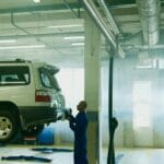 Mechanik sprawdza samochód w warsztacie przy przeglądzie klimatyzacji