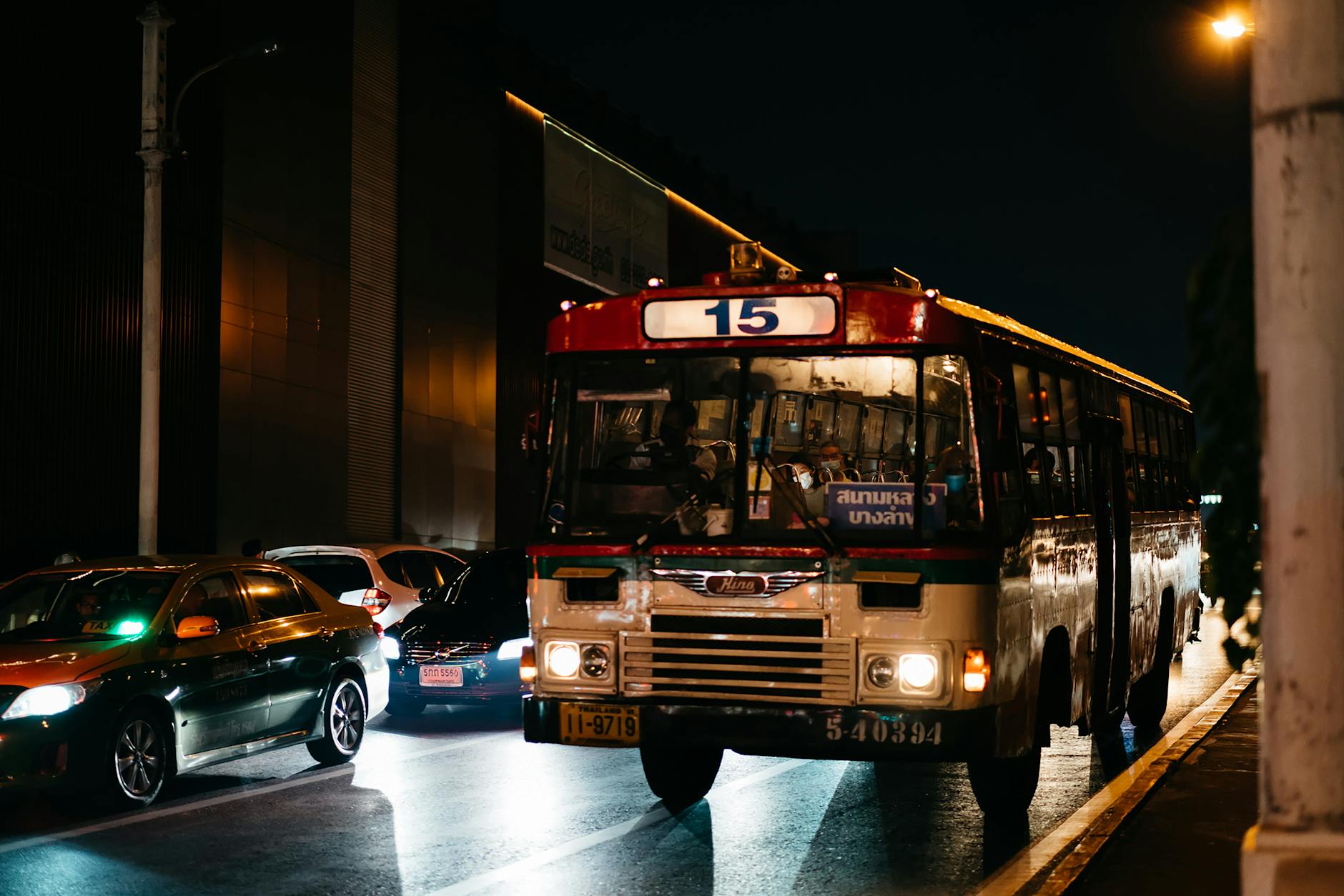 Nocna ulica w azjatyckim mieście z autobusem i gęstym ruchem