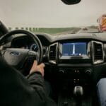 Kokpit Forda z włączoną nawigacją podczas jazdy autostradą