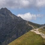 Turyści na górskim szlaku w Tatrach nad Zakopanem