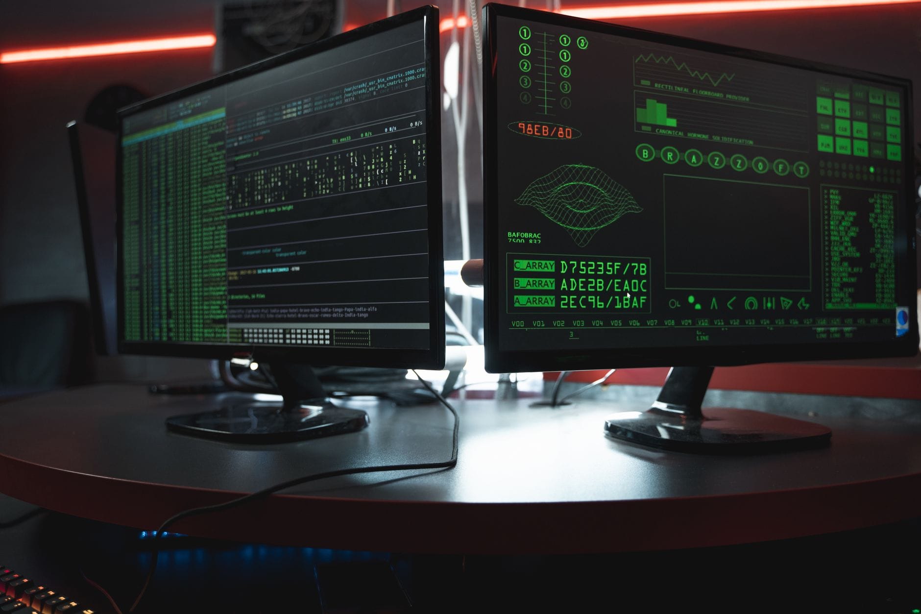 Kobieta przy biurku w domowym biurze pracuje nad cyberbezpieczeństwem