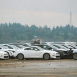 Kilka sportowych aut stoi na parkingu w pochmurny dzień