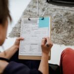 Kobieta w biurze wypełnia formularz podczas spotkania biznesowego