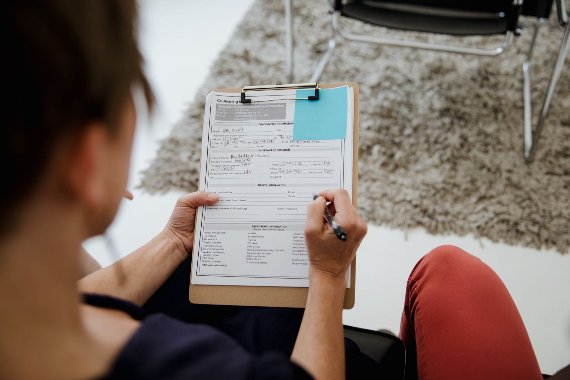 Kobieta w biurze wypełnia formularz podczas spotkania biznesowego