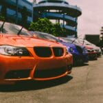 Kolorowe sportowe auta premium z modyfikacjami nadwozia na parkingu