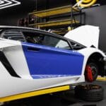 Luksusowe auto sportowe na podnośniku w nowoczesnym serwisie