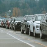 Nowe SUV-y ustawione w rzędzie na placu salonu samochodowego