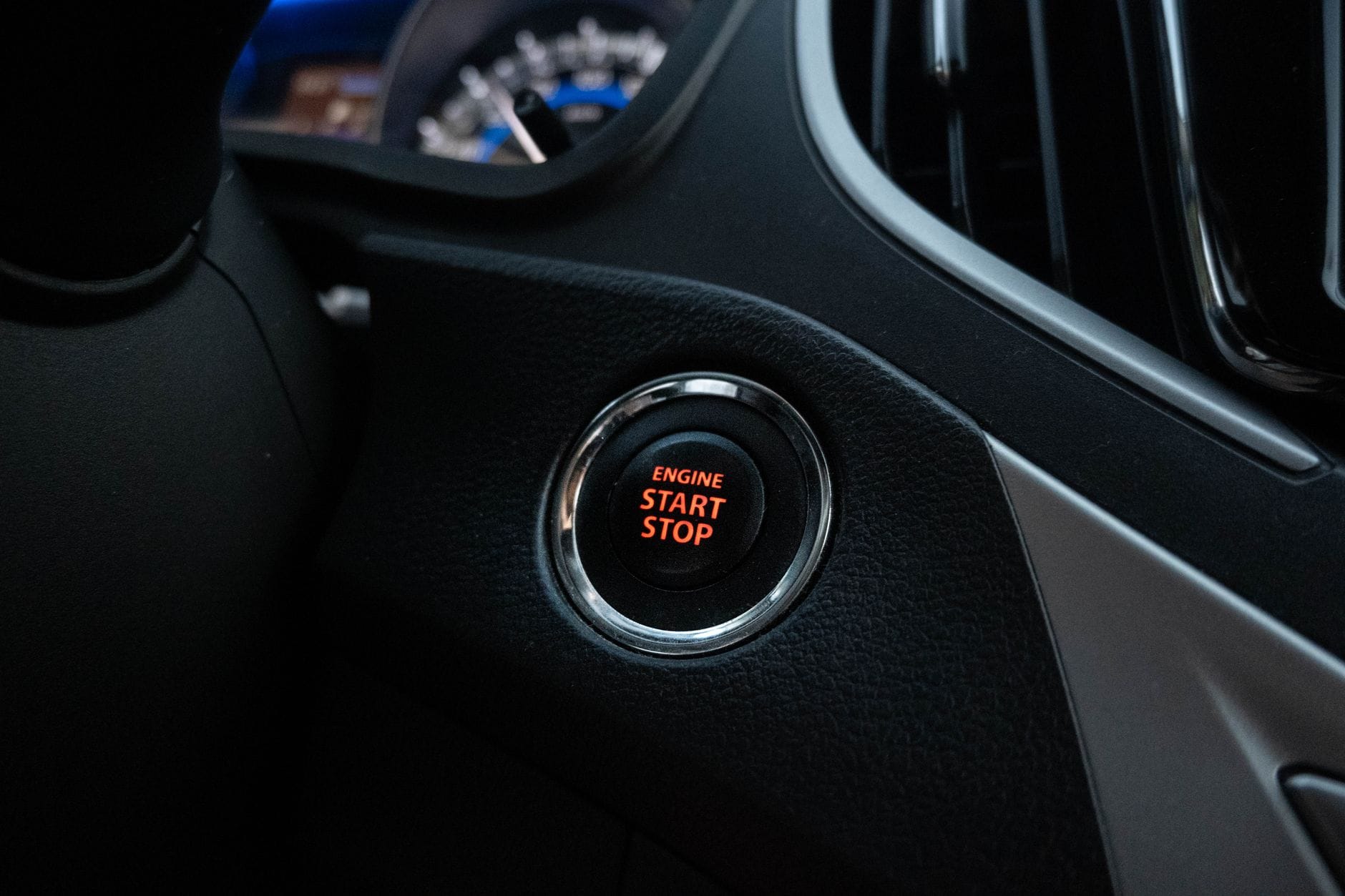 Samochody z automatycznym Start Stop czy system naprawdę oszczędza paliwo i jak wpływa na trwałość silnika oraz rozrusznika Zbliżenie na przycisk Start Stop na desce rozdzielczej samochodu